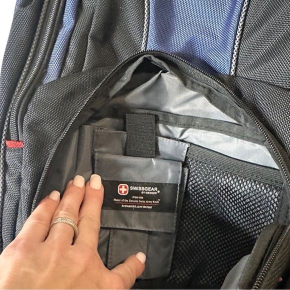 Swiss Gear Backpack - EUC lots of pockets and heavy duty for laptop school 18x13 - Picture 5 of 8